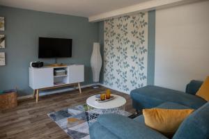 a living room with a couch and a tv at Kleine Reetstube in Avendorf