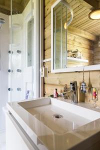 חדר רחצה ב-6 persoons vakantiehuis met sauna, dichtbij zee