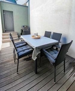 einen Tisch und Stühle auf einer Holzterrasse mit einem Tisch und Stühlen in der Unterkunft Seaview Apt Koper 1 in Koper
