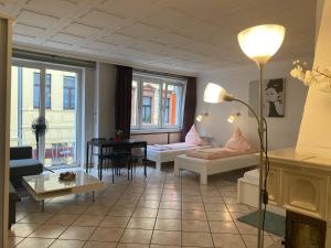 een woonkamer met een bank en een tafel bij Goldfinger Shared Apartment in Keulen