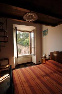 - une chambre avec un grand lit et une fenêtre dans l'établissement Casa Vacanze Colosseo da Fernando no elevator, à Rome