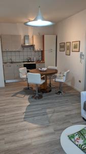 een kamer met een tafel en stoelen en een keuken bij appartamento mariani in Riccione