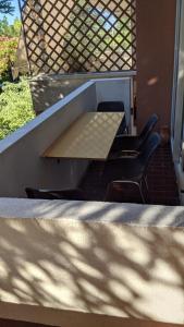 een tafel en stoelen op een veranda met zitgelegenheid bij appartamento mariani in Riccione
