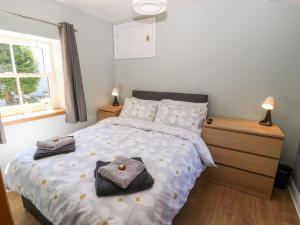 En eller flere senge i et værelse på Bull Hill Cottage