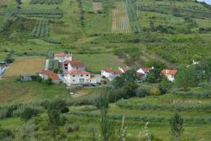 a group of houses on top of a hill at Casa 4 Estaçoes in Batalha