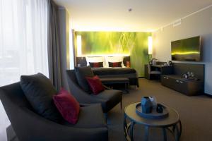 un soggiorno con divano e letto di Clarion Hotel Sense a Luleå