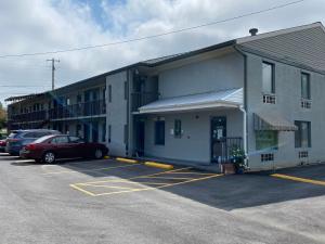 a building with a car parked in a parking lot at Cabarrus Inn in Concord