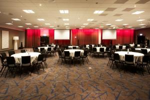 una sala banchetti con tavoli, sedie e tende rosse di Clarion Hotel Sense a Luleå
