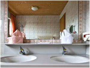 Phòng tắm tại Bikers welcome "Quality Hosts Arlberg Hotel Garni Mössmer"