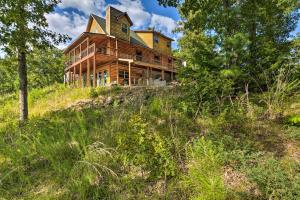 Zahrada ubytování Spacious Log Cabin with Fire Pit and Game Room!