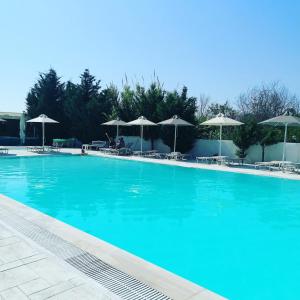 A piscina localizada em Sausan Hotel ou nos arredores