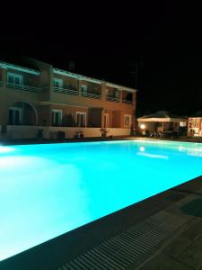 A piscina localizada em Sausan Hotel ou nos arredores