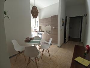 een keuken en eetkamer met een tafel en stoelen bij Terra di Sud Rooms in Lecce