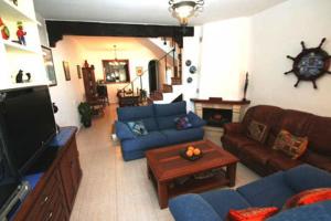 een woonkamer met blauwe banken en een tv bij Apartamentos Manbea in San José