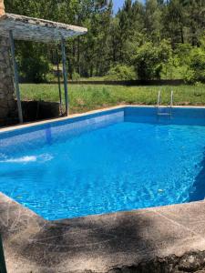 - une piscine bleue avec un kiosque dans l'établissement Casas Rurales Arroyo de la Sierra, à Yeste