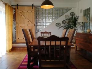 a dining room with a wooden table and chairs at Casa do Vale in Chelreira