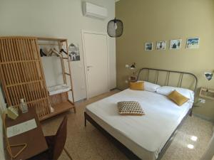een slaapkamer met een bed, een stoel en een spiegel bij Terra di Sud Rooms in Lecce