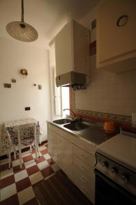 Nhà bếp/bếp nhỏ tại Casa Vacanze Colosseo da Fernando no elevator