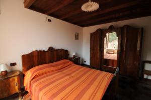 ein Schlafzimmer mit einem Holzbett und einem Fenster in der Unterkunft Casa Vacanze Colosseo da Fernando no elevator in Rom