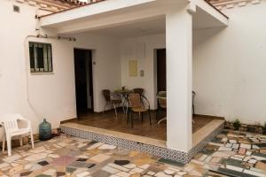 Las Casitas في توريمولينوس: غرفة معيشة مع طاولة وكراسي