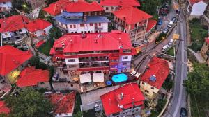 uma vista superior de um edifício com telhados vermelhos em Archontiko Metsovou Luxury Boutique Hotel em Metsovo