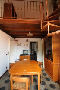 - une salle à manger avec une table et des chaises en bois dans l'établissement Casa Vacanze Colosseo da Fernando no elevator, à Rome