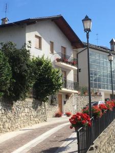 una luz de la calle junto a un edificio con flores en Chez Carlo, en Aosta