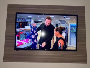 a picture of a man and a woman in a store at Hotel Quintino - No Coração de São Paulo, 2 Min do Metrô Sé, 10 Min do Brás, 5 Min da 25 de Março e Estacionamento no Local Grátis in São Paulo