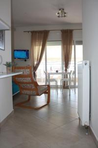 TV a/nebo společenská místnost v ubytování Above the Sea Apartment