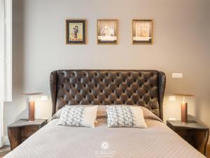 A bed or beds in a room at Il Regio Boutique Hotel