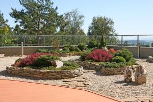 um jardim com pedras e plantas num quintal em PRIVILEGED LESNÁ - with Garden Terrace, Tatranská Lomnica 2 km em Stará Lesná