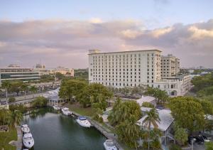 un gran edificio junto a un río con barcos dentro en THesis Hotel Miami, en Miami