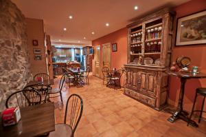 Un restaurante o sitio para comer en Hotel Rural Pajarapinta