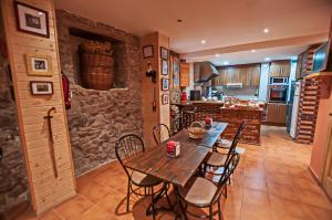 Una cocina o zona de cocina en Hotel Rural Pajarapinta
