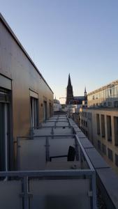 ariaal uitzicht op een stad met gebouwen en een klokkentoren bij Art Rock Downtown Hotel in Keulen