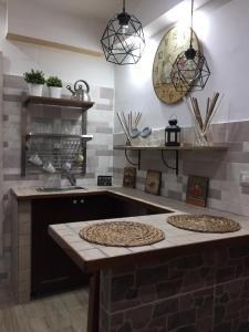 - une cuisine avec un comptoir en pierre et un évier dans l'établissement Casa Bella mbriana, à Naples