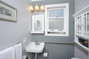 a bathroom with a sink, mirror, and bathtub at Marina Motel in San Francisco