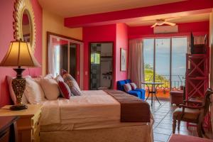 um quarto com uma cama king-size e uma varanda em Casa Isabel a Boutique Hilltop Inn em Puerto Vallarta