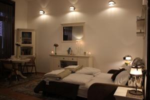 sala de estar con 2 camas y chimenea en ELLA Apartment Timisoara no9, en Timisoara