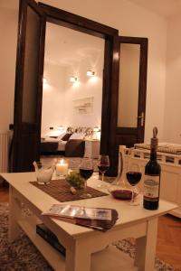 Una habitación con una mesa con dos copas de vino. en ELLA Apartment Timisoara no9, en Timisoara 54 fotos más
