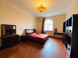 ein Schlafzimmer mit einem Bett, einer Kommode und einem Fenster in der Unterkunft Amazing view of Independence square in Kiew