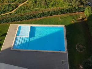 uma vista superior de uma piscina no topo de uma casa em Fantástico Apartament em Portimão