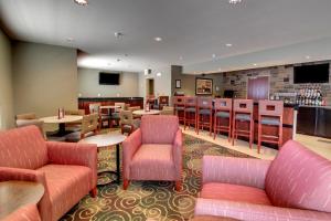 Ο χώρος του lounge ή του μπαρ στο Cobblestone Inn & Suites - Harvey