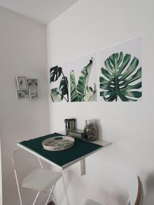 una mesa con un plato y algunas plantas en la pared en Studio Charles de Gaulle - Vieux Port, en Marsella