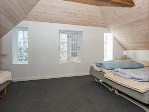 6 person holiday home in Bredebro في Bredebro: غرفة نوم بسريرين ونوافذ