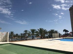 Bazén v ubytování Apartamento Vista al mar Las Palmeras nebo v jeho okolí