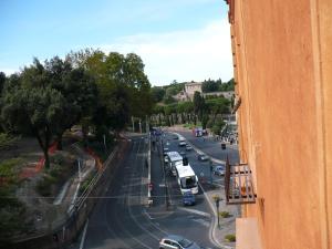 Blick auf eine Stadtstraße mit Autos auf der Straße in der Unterkunft Casa Vacanze Colosseo da Fernando no elevator in Rom