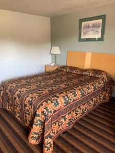 Säng eller sängar i ett rum på Budget Lodge Newton Falls