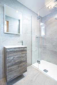 une salle de bains avec douche, lavabo et miroir dans l'établissement Warehouse Holiday Lets, à Whitstable