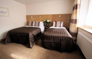 Een bed of bedden in een kamer bij Blooms Hotel